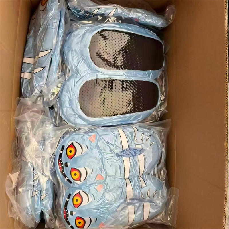 K-pop Demon Hunters Plush slippers packing